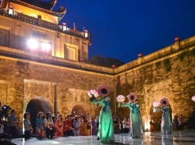 Image: Discovering Thang Long Royal Citadel at night