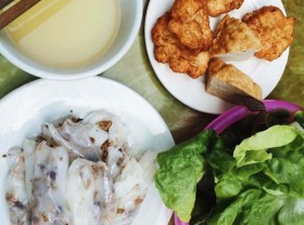Image: Steamed rice paper rolls with squid cakes in Ha Long