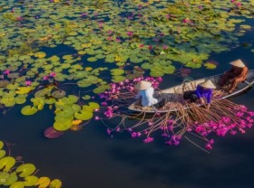 Image: Water lily lagoon at the foot of Eo Gio pass