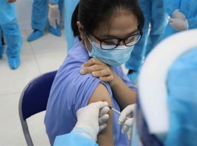 Image: Vietnam gets 288,000 more AstraZeneca Covid-19 vaccine doses