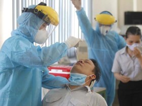 Image: Workers in HCMC must make daily health declarations