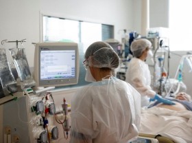 Image: France reports 3,028 people in intensive care units with COVID-19