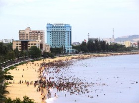Image: Binh Dinh shuts down beaches due to fears over Covid-19 spread