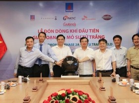 Image: First flow of gas pumped out of Su Tu Trang oil field in phase 2A