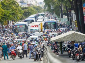 Image: Covid-19 cases linked to religious sect cluster in HCMC rise to 211