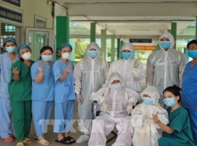 Image: Danang Lung Hospital discharges five recovered Covid-19 patients