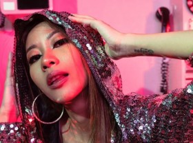 Image: Female singers release albums on YouTube