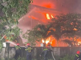 Image: Fierce fire rages at chemical firm in Dong Nai