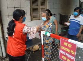 Image: HCMC considers quarantining direct contacts of confirmed cases at home