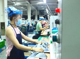 Image: HCMC to allow workers to stay at factories