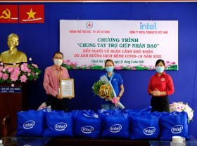 Image: Intel Vietnam hands over gift sets to poor households in Thu Duc
