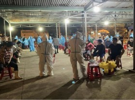 Image: Largest fishing port in Central Vietnam put under lockdown