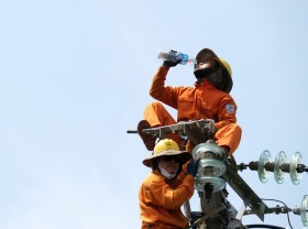 Image: Blue collars brace scorching weather to earn livelihoods