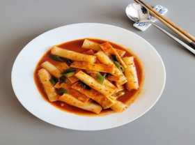 Image: How to make trendy Korean Tteokbokki from Vietnamese rice paper