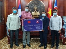 Image: Lao province supports Vietnam to fight COVID-19