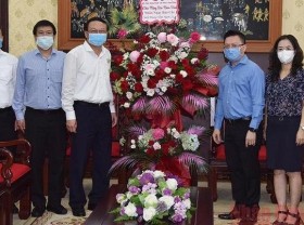Image: Nhan Dan Newspaper receives congratulations on Revolutionary Press Day