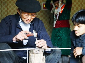 Image: Preserving the quintessence of H'Mong silver carving