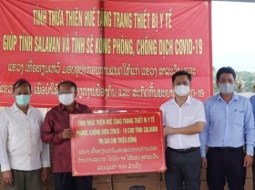 Image: Thua Thien Hue gifts medical equipment to two Lao provinces