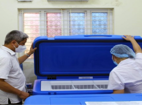 Image: UNICEF aids Vietnam refrigerators in storing vaccines