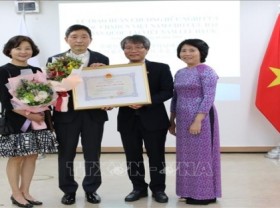 Image: Vietnam presents friendship order to former S Korean Ambassador Lee Hyuk