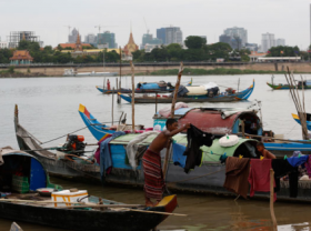 Image: Vietnamese in Cambodia strictly follow raft house relocation order