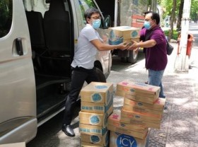 Image: “Saigon Times-Great Circle” donates gifts to residents in HCMC’s Hoc Mon Dist