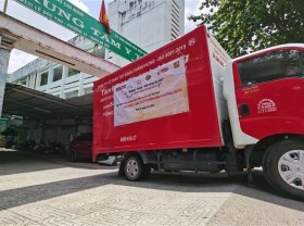 Image: “Saigon Times-Great Circle” donates necessities to health workers in two districts