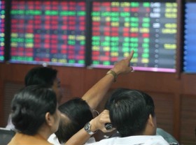 Image: Small, medium stocks attract cash flow