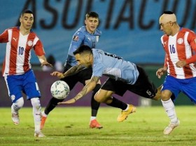 Image: Soccer-Uruguay draw 0-0 with Paraguay in World Cup qualifier