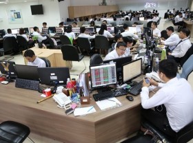 Image: Stock market closes in downbeat mood