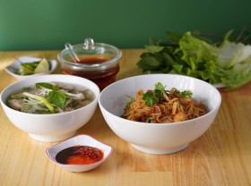 Image: Strange dry noodle dish “order 1 get 2”, customers slurping in Gia Lai