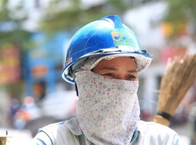 Image: Street workers struggle amid heatwave