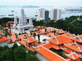Image: Close-up of Vietnamese pagoda architecture on Ba Deo peak