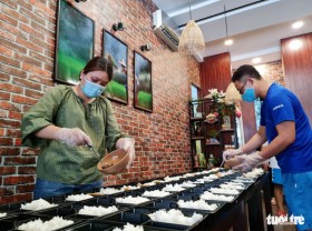 Image: Cooking to help fight against COVID-19 in Ho Chi Minh City