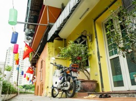 Image: In Hanoi, trash-strewn lakeshore gets flamboyant facelift