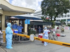Image: Two more employees of frontline hospital in HCMC infected with Covid-19
