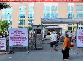 Image: Vietnamese woman gives birth at health declaration site