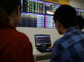 Image: VN-Index falls, ending three-session winning streak