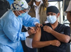 Image: Mexico to donate 400,000 COVID-19 vaccine shots to Central America
