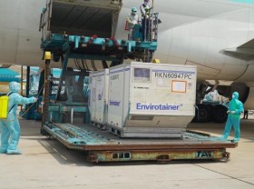 Image: 580,000 more AstraZeneca vaccine doses ordered by VNVC arrive in HCMC
