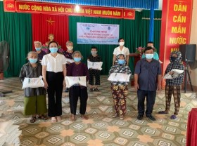 Image: Belgian Embassy donates 10 tons of rice to Covid-19-affected female workers in Ha Tinh