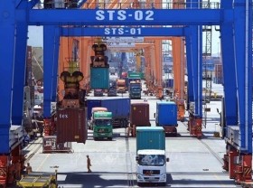 Image: Vietnamese, German firms sign contract for supply of container cranes