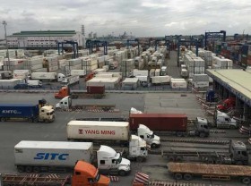 Image: Cat Lai Port faces huge container backlogs, shortage of personnel
