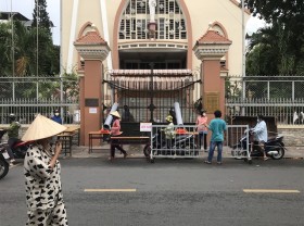 Image: Charity groups provide free meals to those in need