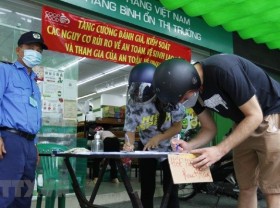 Image: HCMC allows grocery stores to stay open during social distancing