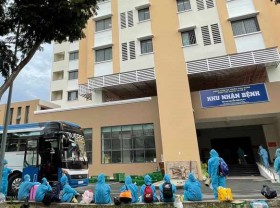 Image: HCMC uses quick test results to decide on discharging of Covid-19 patients from hospital