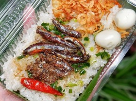 Image: Hot sticky rice served with “strange goods”, affordable price just more than a cup of tea in Nha Trang