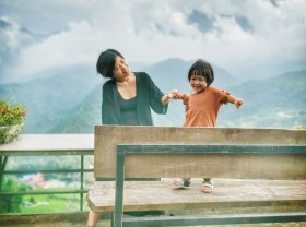 Image: In a rented house, parents spend money to take their children to travel