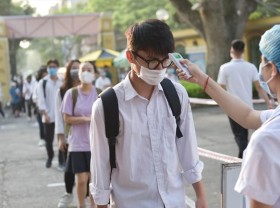 Image: Nearly one million students sit national high school exam