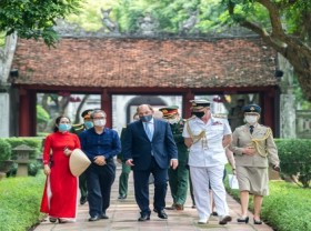 Image: In Photos UK Defense Secretary Visits Temple Of Literature